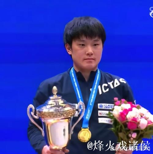 张本智和凯旋归国!晒奖杯笑容满面,豪言明年冲击世界第一 张本智和凯旋归国!晒奖杯笑容满面,豪言明年冲击世界第一